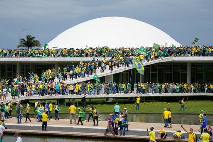 Partidarios del expresidente de Brasil Jair Bolsonaro atacan el edificio del Congreso Nacional en Brasilia, el 8 de enero de 2023.