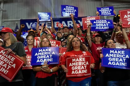 Partidarios del expresidente y candidato republicano a la presidencia Donald Trump escuchan su discurso en un mitin de campaña en el Rocky Mount Event Center, el miércoles 30 de octubre de 2024, en Rocky Mount, Carolina del Norte. (AP Foto/Julia Demaree Nikhinson)