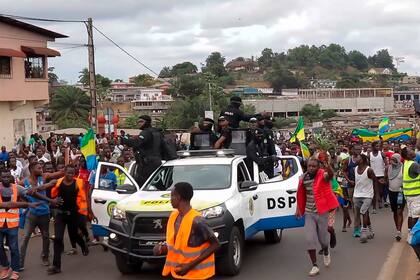 Partidarios del golpe de Estado festejan delante de la policía en Libreville, Gabón