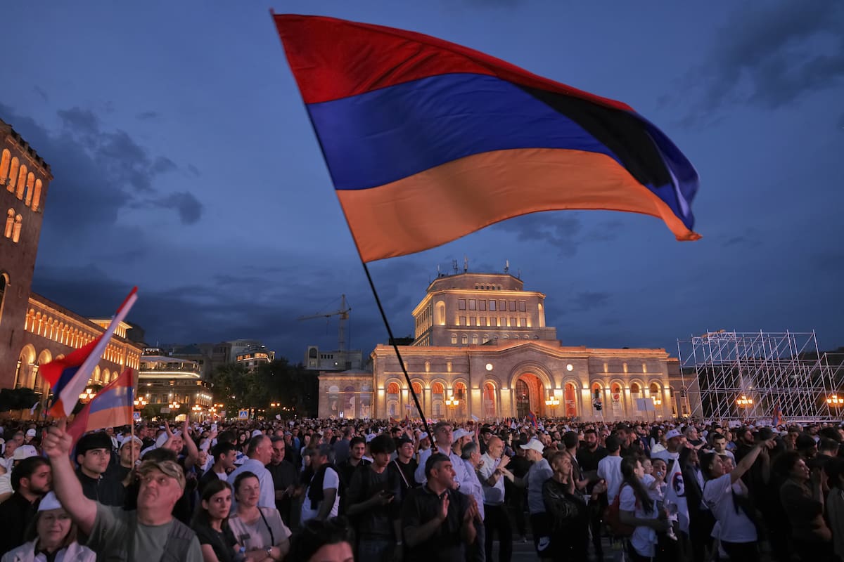 Partidarios del magnate ruso-armenio Samvel Karapetyan ondean una bandera nacional armenia durante una protesta contra el primer ministro en funciones, Nikol Pashinyan, en la Plaza de la República de Ereván, Armenia, el miércoles 3 de junio de 2026