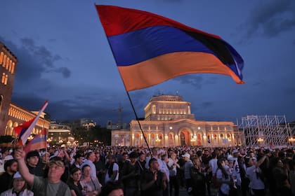Partidarios del magnate ruso-armenio Samvel Karapetyan ondean una bandera nacional armenia durante una protesta contra el primer ministro en funciones, Nikol Pashinyan, en la Plaza de la República de Ereván