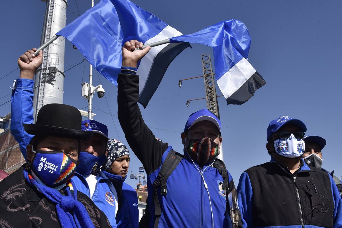 Partidarios del Movimiento Al Socialismo (MAS), liderado por el expresidente boliviano Evo Morales, participan en un mitin en El Alto, Bolivia el 26 de septiembre de 2020