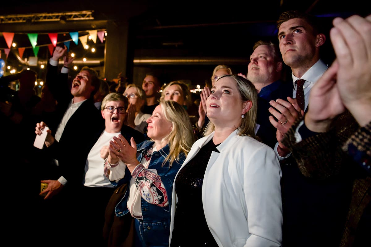 Partidarios del “no” reaccionan al reportarse resultados del referendo en Reikiavik, Islandia, el 29 de agosto del 2026