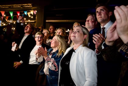 Partidarios del “no” reaccionan al reportarse resultados del referendo en Reikiavik, Islandia