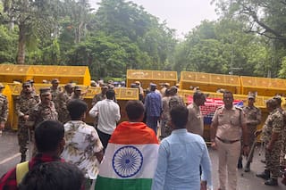 La policía lanza gas lacrimógeno a seguidores del movimiento Cucaracha en India rumbo al Parlamento
