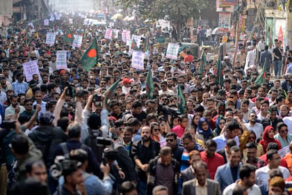 Partidarios del Partido Nacionalista de Bangladesh marchan en protesta por ataques en India
