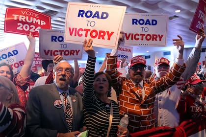 Partidarios del precandidato republicano presidencial Donald Trump aplauden y vitorean al expresidente en un evento en el marco de las elecciones primarias del partido en Columbia, Carolina del Sur, el sábado 24 de febrero de 2024