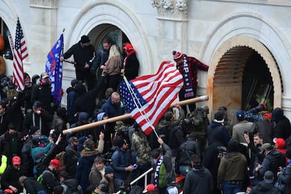 Partidarios del presidente de EE. UU., Donald Trump, asaltan el edificio del Capitolio de EE. UU. Donde los legisladores debían certificar la victoria del presidente electo Joe Biden en las elecciones de noviembre. 6 de enero de 2021, EE. UU., Washington: