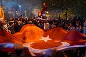Partidarios del presidente de Turquía, Recep Tayyip Erdogan, celebran ante la sede del Partido Justicia y Desarrollo en Estambul, Turquía, el domingo 14 de mayo de 2023.