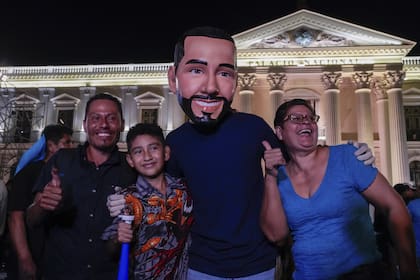 Partidarios del presidente salvadoreño Nayib Bukele celebran su reelección horas después de cerrarse las urnas en San Salvador, El Salvador, el domingo 4 de febrero de 2024.