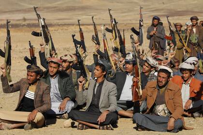 Partidarios tribales de los hutíes de Yemen levantan sus armas durante una protesta armada contra la designación del gobierno estadounidense de los hutíes como grupo terrorista en Saná.
