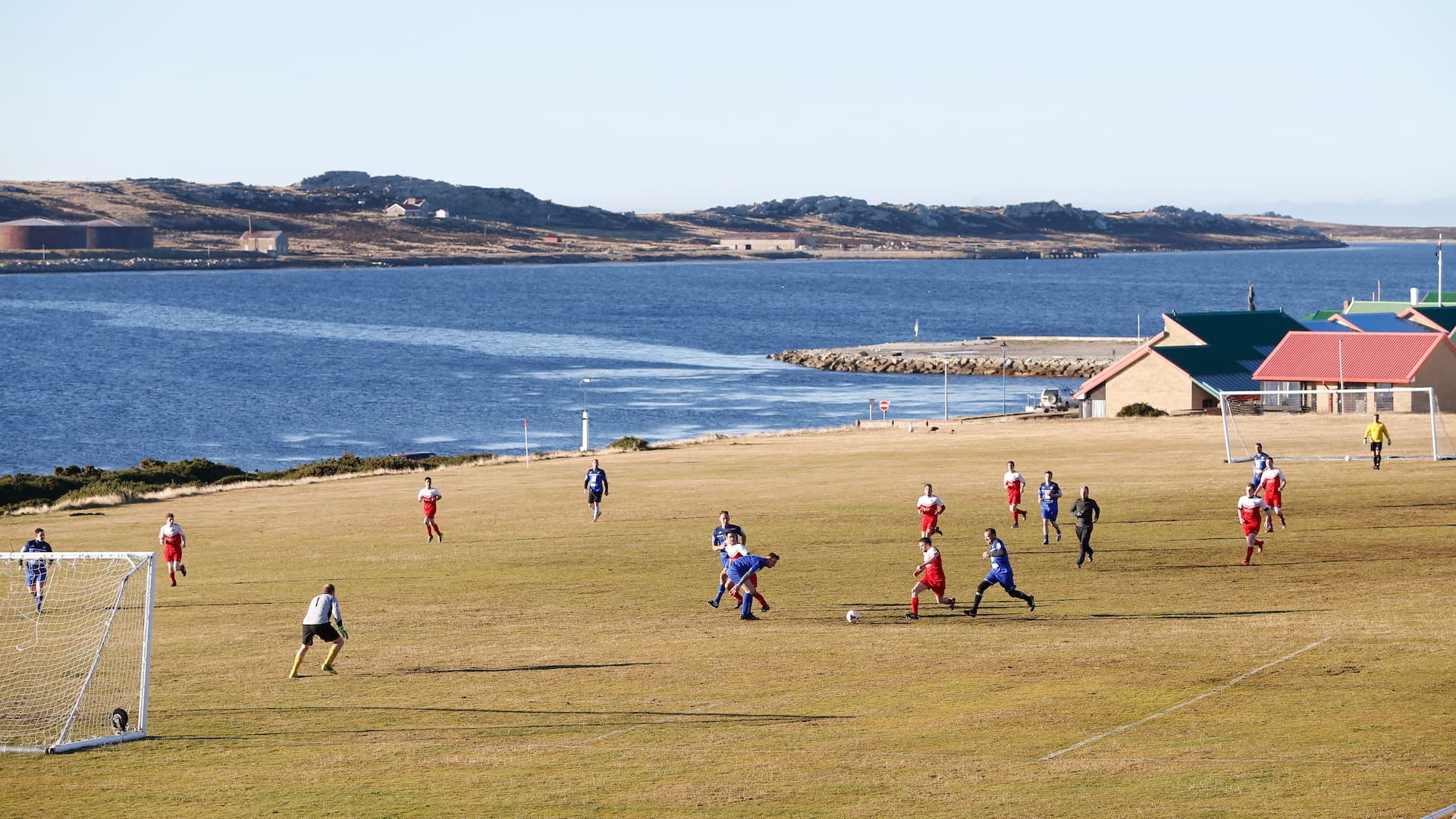 Partido amistoso entre el Seleccionado de las Islas y un Equipo de veteranos y militares.
Puerto Stanley en las Islas Malvinas,
15 de Mayo de 2016.
Foto: Mauro V. Rizzi