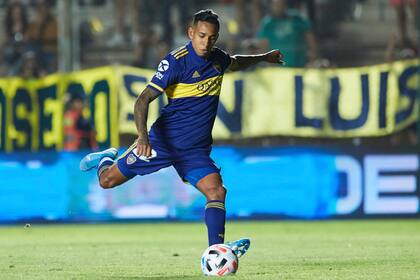 Partido de amistoso entre Boca Juniors y Universitario de Peru, Copa Schneider. Estadio Bicentenario. San Juan, jueves de enero de 2020. Patea un penal Sebastián Villa.