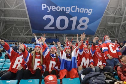 Partido de cuartos de final masculino - Atletas olímpicos de Rusia v Noruega -Fans aplauden durante el juego