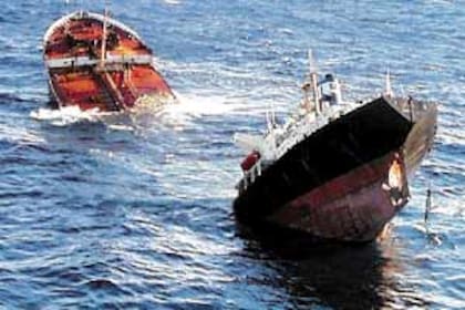 Tras seis días a la deriva, el 19 de noviembre, el barco se partió en dos, a 270 kilómetros de la costa española, y se hundió en las frías aguas del océano Atlántico a 3.500 metros de profundidad, provocando la peor marea negra de la Península Ibérica.
El Prestige vive sus instantes finales