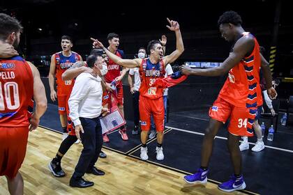 Celebra Quimsa en Obras; ganó por 2-1 sobre San Lorenzo la serie semifinal suspendida a principios de año y este viernes, en Montevideo, irá por la corona continental, frente a Flamengo.