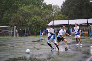 Una noche de fútbol bajo la lluvia en el corazón de la bronca industrial