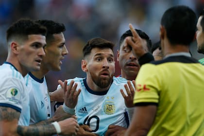 Partido por el tercer y cuarto puesto entre Argentina y Chile jugado en el estadio de Corinthians de San Pablo. Copa America Brasil 2019. Expulsion de Lionel Messi jugador de Argentina y de Gary Medel jugador de Chile
El 06_07_2019
FOTO: FABIAN MARELLI_ENVIADO ESPECIAL