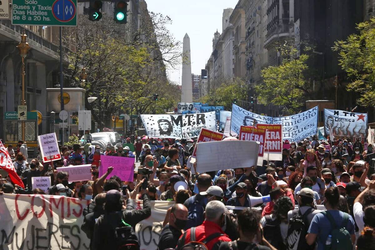 Partidos de izquierda y movimientos sociales marcharon al Obelisco en protesta por el desalojo de la toma de Guernica