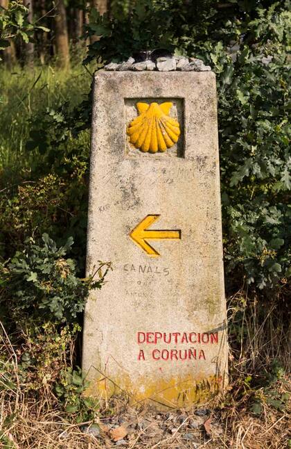 Uno de los tantos monolitos de piedra que indican hacia dónde sigue su ruta el Camino.