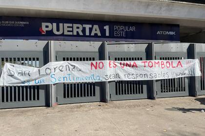 Pasacalle colgado en la puerta del club antes de la asamblea que puso a San Lorenzo en condición de acéfalo.