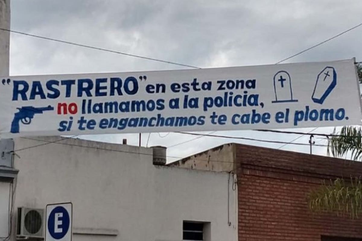 Pasacalle de advertencia a los ladrones en el barrio Escalante, de la ciudad de Santa Fe