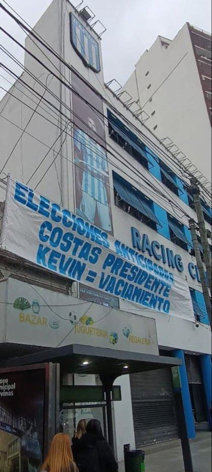 Pasacalle en contra de la gestión de Diego Milito en la puerta de la sede de Racing