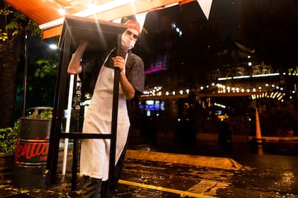 Pasadas las 23, los bares y restaurantes de Plaza Serrano comienzan de a poco a plegar sus sillas y mesas y a bajar las persianas