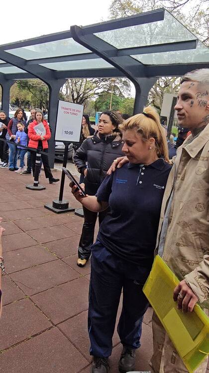 Pasadas las 9 de la mañana, L-Gante llegó acompañado a la embajada de Estados Unidos, ubicada en Palermo, en diagonal al Ecoparque y próximo a La Rural