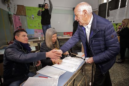 Roberto Lavagna votó en una escuela de Núñez
