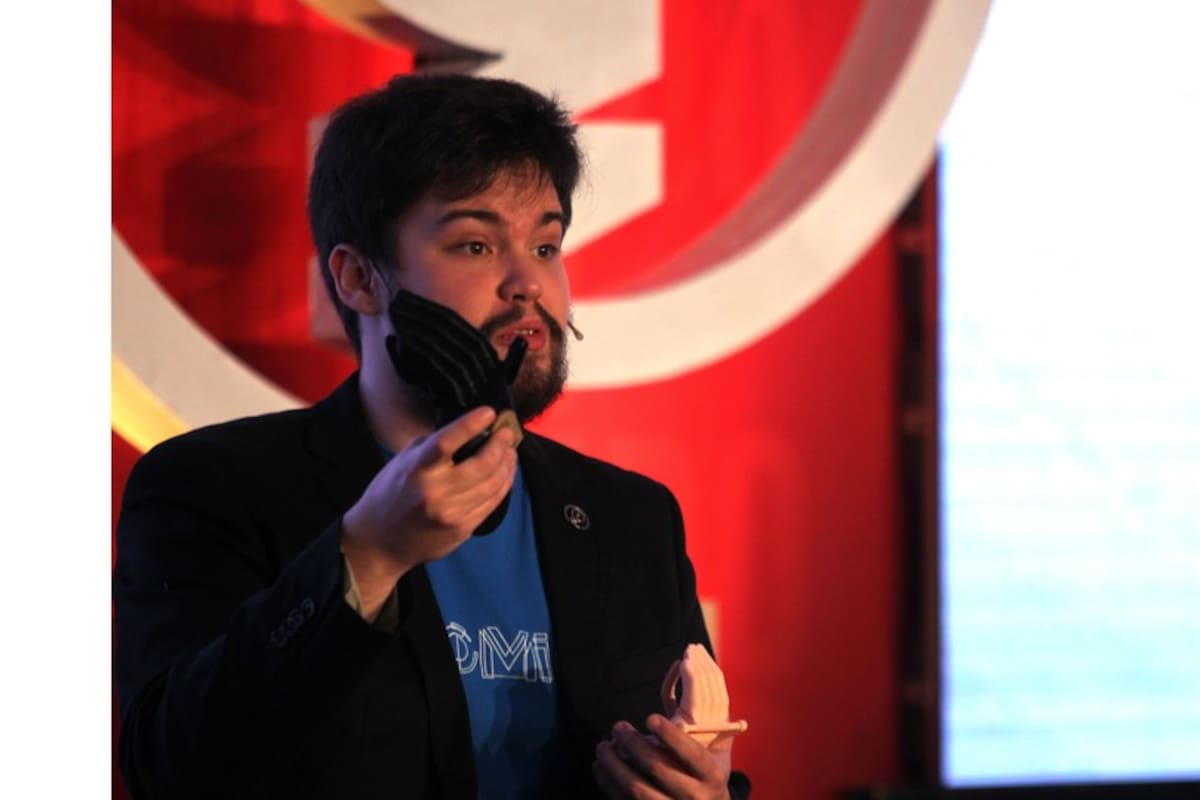 Pasado el furor inicial, este conjunto de tecnologías empieza a producir frutos cotidianos; en la Argentina se las está usando para fabricar prótesis, implantes, replicar órganos antes de una operación, producir objetos de decoración a pedido y hasta para crear una máquina automática de tragos. En l