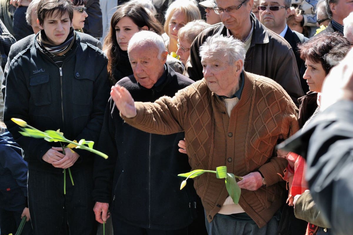 Pasado y presente se entremezclan en una recorrida por el viejo gueto de la capital polaca, que recuerda los horrores del nazismo. En la imagen, Marek Edelman, el excombatiente judío más famoso, fallecido en 2009, arroja narcisos amarillos a los pies del Monumento a los Héroes del Gueto de Varsovia