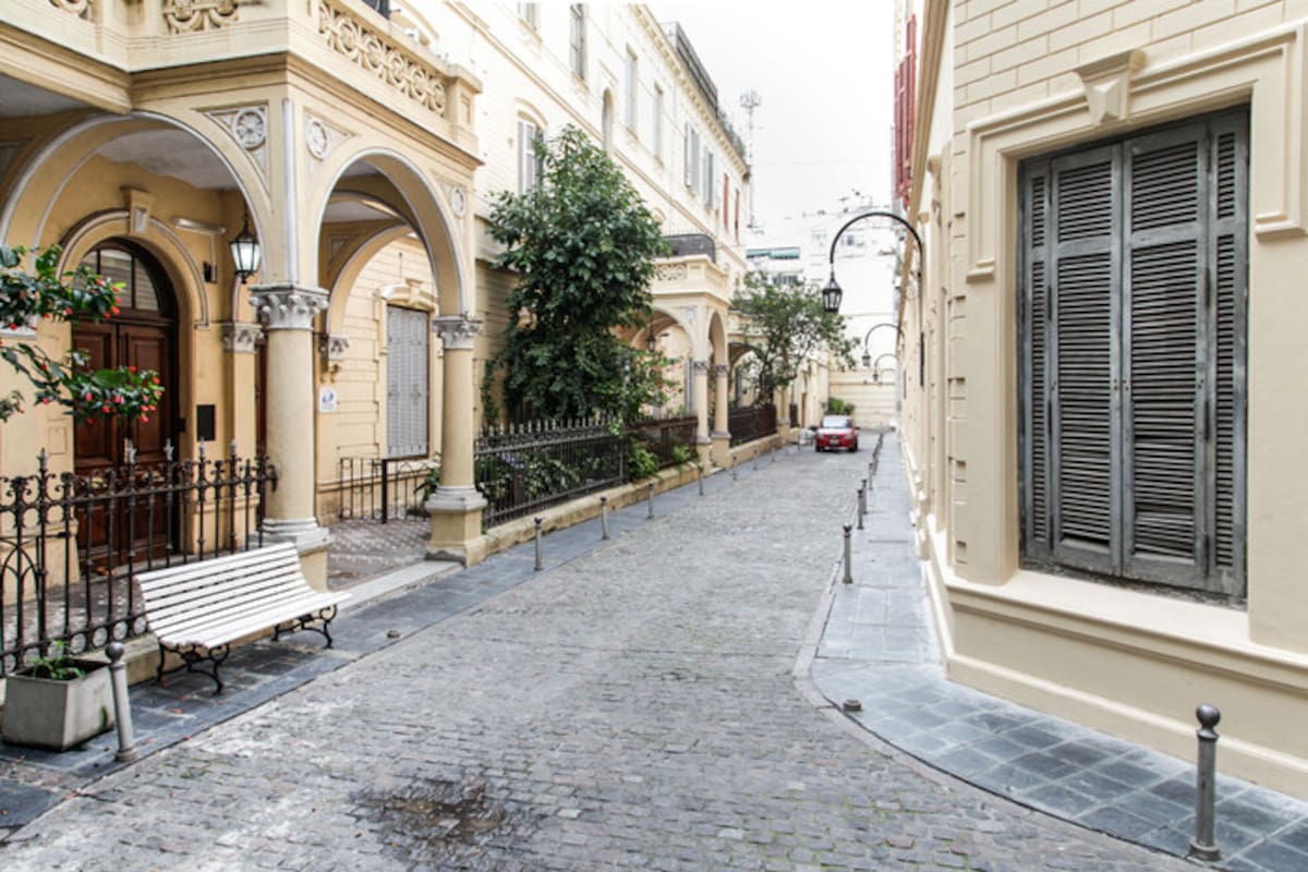 Pasaje de la Piedad, en plena city porteña. Fue set de varias películas y sirvió de inspiración para algunos versos de Jorge Luis Borges.