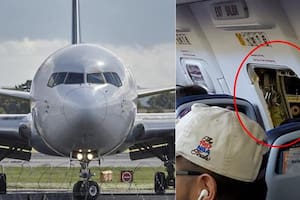 Pasajera muestra la imagen que muestra la puerta de emergencia tras ser abierta por individuo