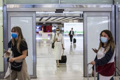 Pasajeros a su llegada a las instalaciones de la Terminal T4  del Aeropuerto Adolfo Suárez Madrid-Barajas