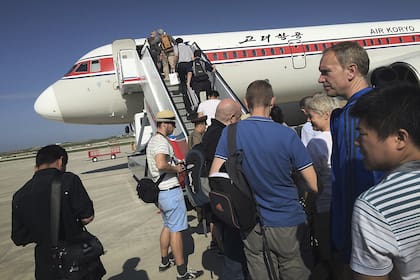 Pasajeros abordan un avión de Air Koryo en el Aeropuerto Internacional de Pyongyang en Pyongyang, Corea del Norte, el 27 de junio de 2015.