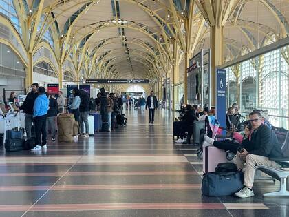 Pasajeros aguardan ante las demoras y cancelaciones en el Aeropuerto Nacional Ronald Reagan de Washington