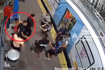 Pasajeros casi linchan a un hombre en el tren Sarmiento