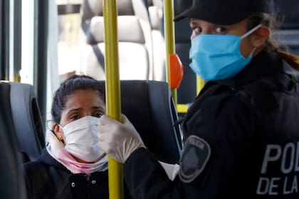 pasajeros con barbijo en transporte publico