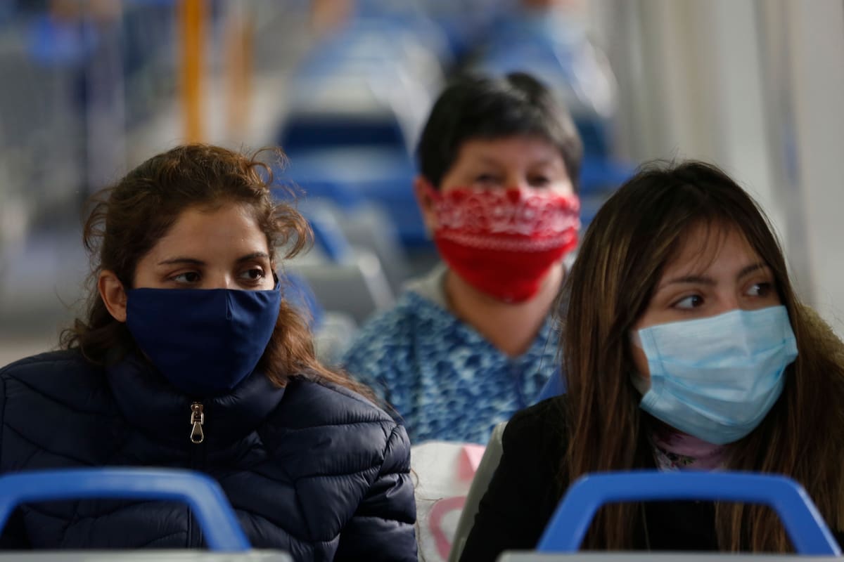 pasajeros con barbijo en transporte publico