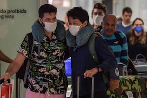 Pasajeros con barbijos en el aeropuerto Guarulhos, en San Pablo