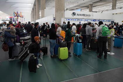Pasajeros de AeroMexico en el aeropuerto Benito Juárez de Ciudad de México