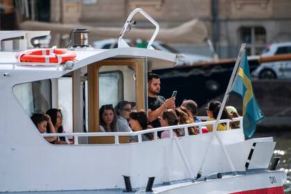 Pasajeros de un barco en Estocolmo, el 27 de julio pasado