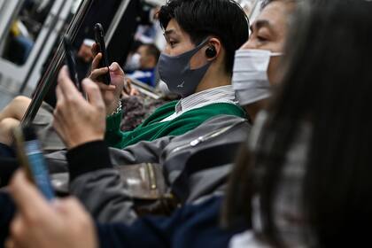 Pasajeros del subte en Tokio, el 17 de noviembre a la noche