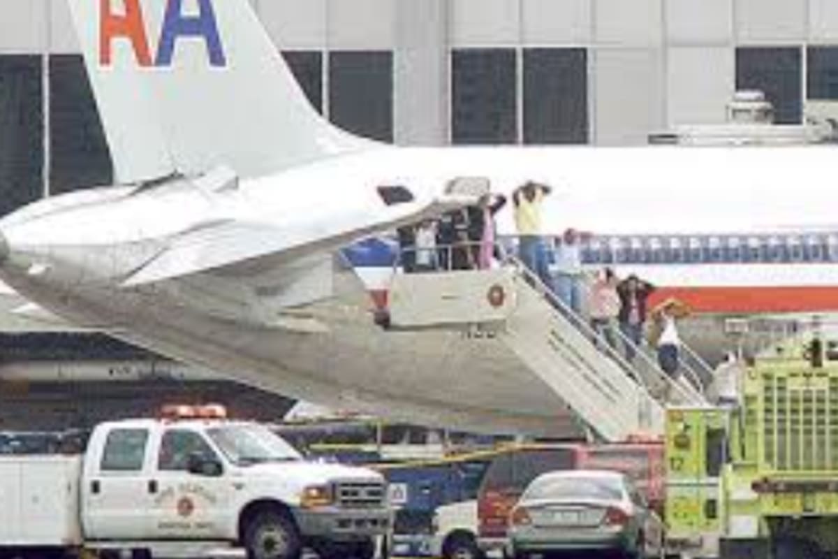 Pasajeros del vuelo 924 saliendo del avión (The Ledger)