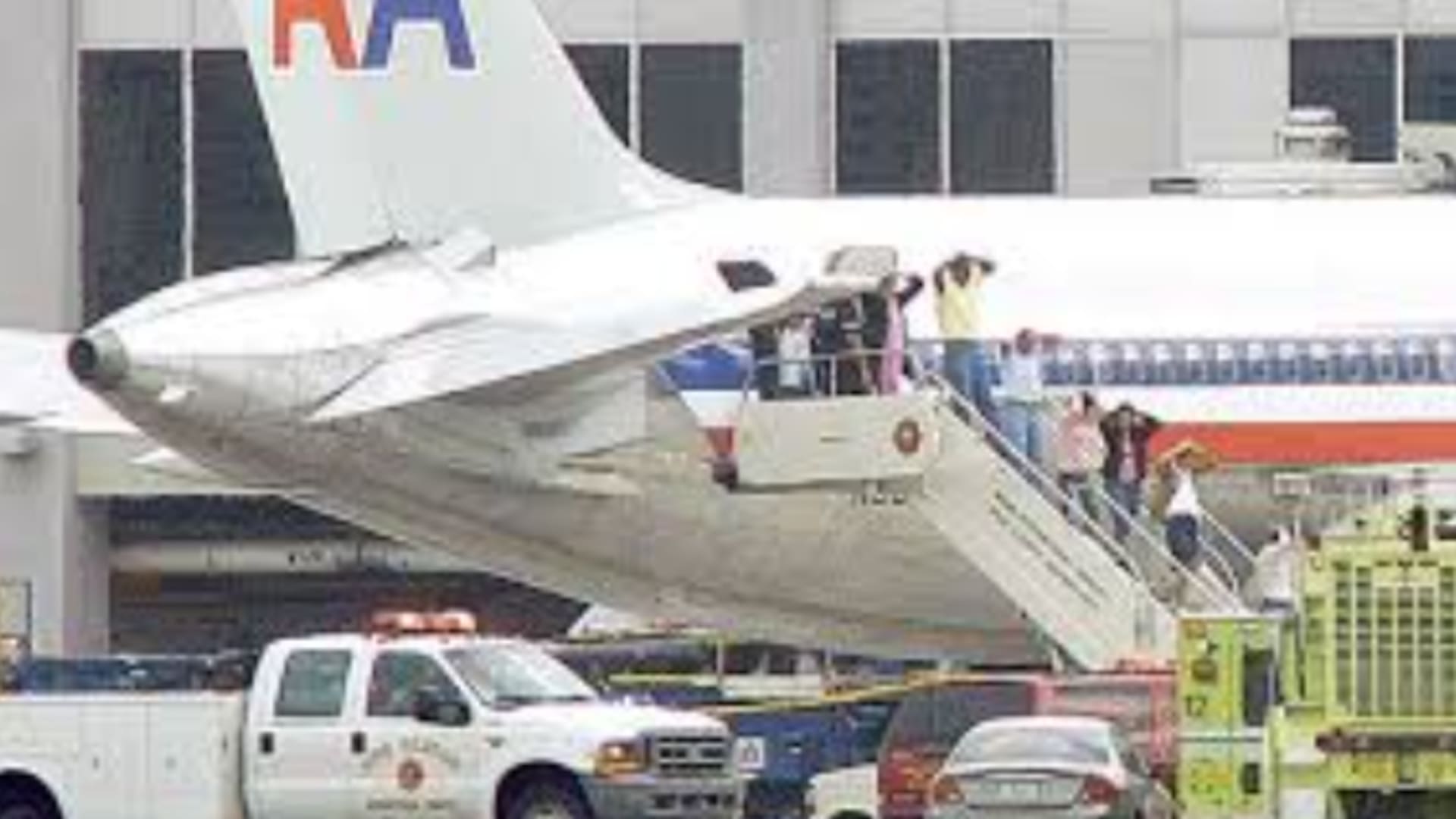 Pasajeros del vuelo 924 saliendo del avión (The Ledger)