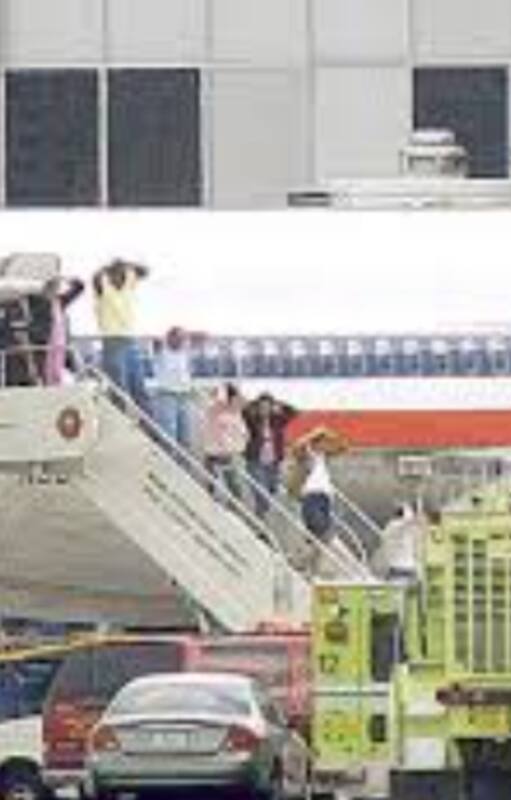 Pasajeros del vuelo 924 saliendo del avión (The Ledger)