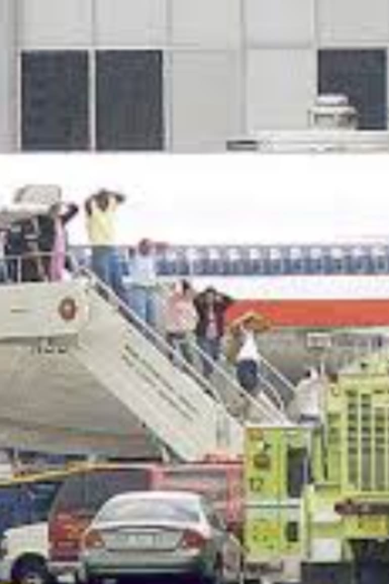 Pasajeros del vuelo 924 saliendo del avión (The Ledger)