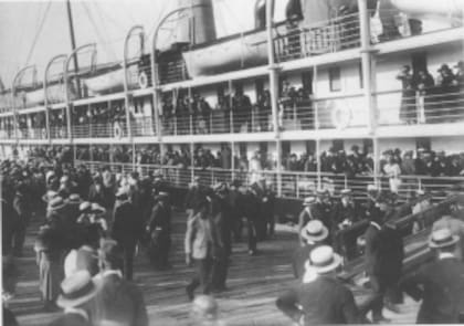 Pasajeros embarcando en Buenos Aires