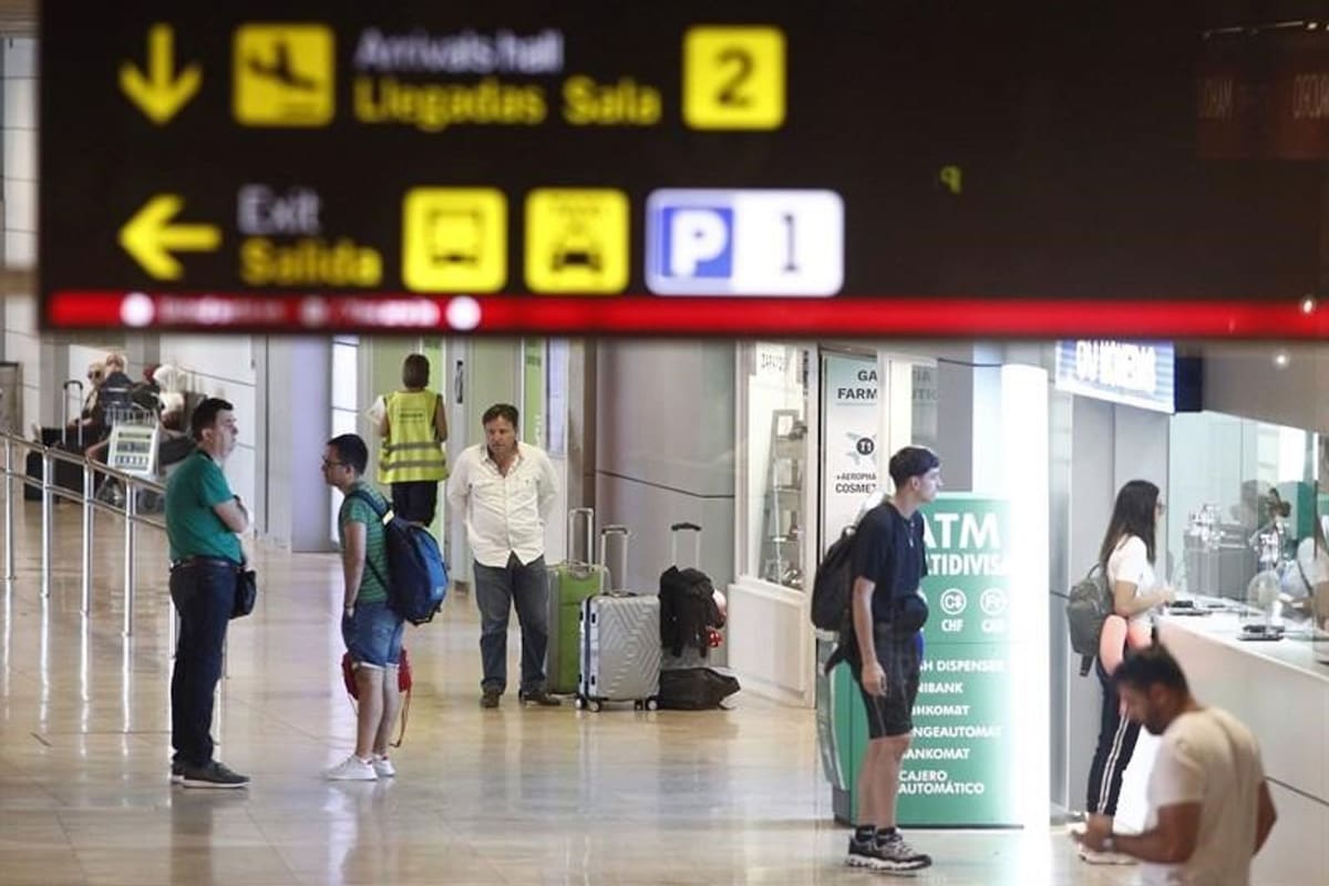 Pasajeros en el aeropuerto de Barajas, en Madrid
